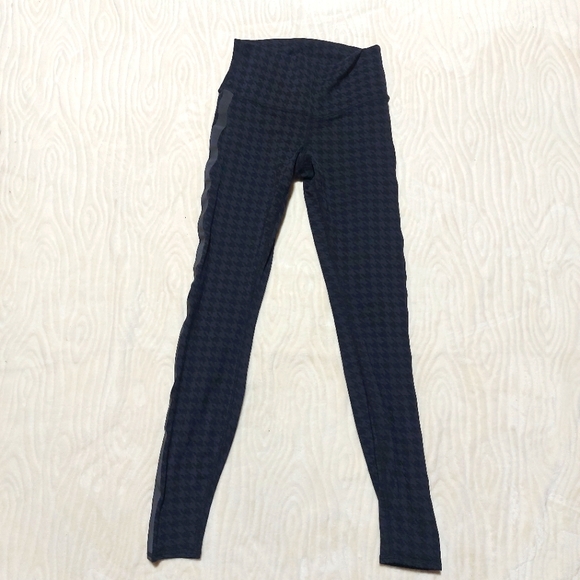 Alo Yoga high rise leggings with Reflective stripes - Picture 4 of 14